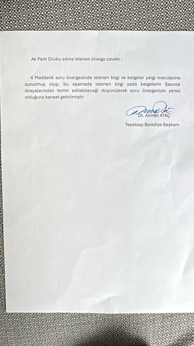 sertunc84's tweet photo. Tepebaşı Belediye Başkanı, Belediye Meclisi’ni yok saymıştır.

Belediye meclis üyelerimiz tarafından; aşevi bağışları, yemek üretimi ve sevkiyat kayıtları, fatura işlemleri, doğrudan temin dosyaları ile belediye içerisindeki görev ve imza zincirine ilişkin yöneltilen 4 maddelik yazılı soru önergesine, soruların hiçbirine cevap verilmemiştir.

Belediye Kanunu gereği meclis üyelerinin bilgi edinme ve denetim hakkı vardır. Beklenen; sorulara tek tek, belge ve bilgilerle cevap verilmesidir. Bunun yerine tek cümlelik bir yazıyla, “Belgeler yargı mercilerine sunuldu, savcılıktan temin edebilirsiniz.” denilerek Belediye Meclisi adeta devre dışı bırakılmıştır.

Eğer belediye yönetiminin elinde bu bilgi ve belgeler varsa, bunları Belediye Meclisi’nden neden saklamaktadır? Yoksa Belediye Meclisi’nin denetim yetkisi artık fiilen ortadan mı kaldırılmak istenmektedir?

Yargısal süreçlerin devam ediyor olması, belediyenin kendi meclisine bilgi verme yükümlülüğünü ortadan kaldırmaz. Şeffaflığa güvenen bir yönetim sorulardan kaçmaz, soruları cevaplar.

Tepebaşı halkı adına soruyoruz: Belediye Meclisi’ne dahi açıklanmayan bu bilgi ve belgeler neden kamuoyundan kaçırılmaktadır? Şeffaf belediyecilik söylemiyle bu tutum nasıl bağdaşmaktadır?

AK Parti Grubu olarak kamu adına denetim görevimizi sürdürmeye, milletimizin emanet ettiği her kuruşun hesabını sormaya devam edeceğiz.

@DtAhmetAtac 
@tepebasibeltr