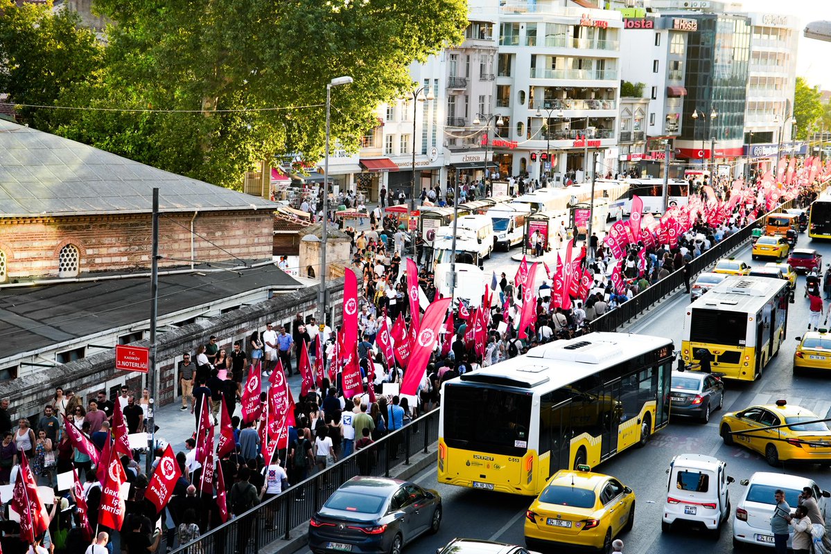 erkbas's tweet photo. Bu ülke, bu halk haydut Trump’a ve arkadaşlarına teslim olmadı, olmayacak. Tüm engelleme girişimlerine, susturma çabalarına rağmen Türkiye’nin dört bir yanından sesler yükseliyor.

Katil NATO’yu da; onun emekçilere yoksulluk ve yıkım, patronlara kâr ve servet getiren düzenini de mutlaka yeneceğiz.