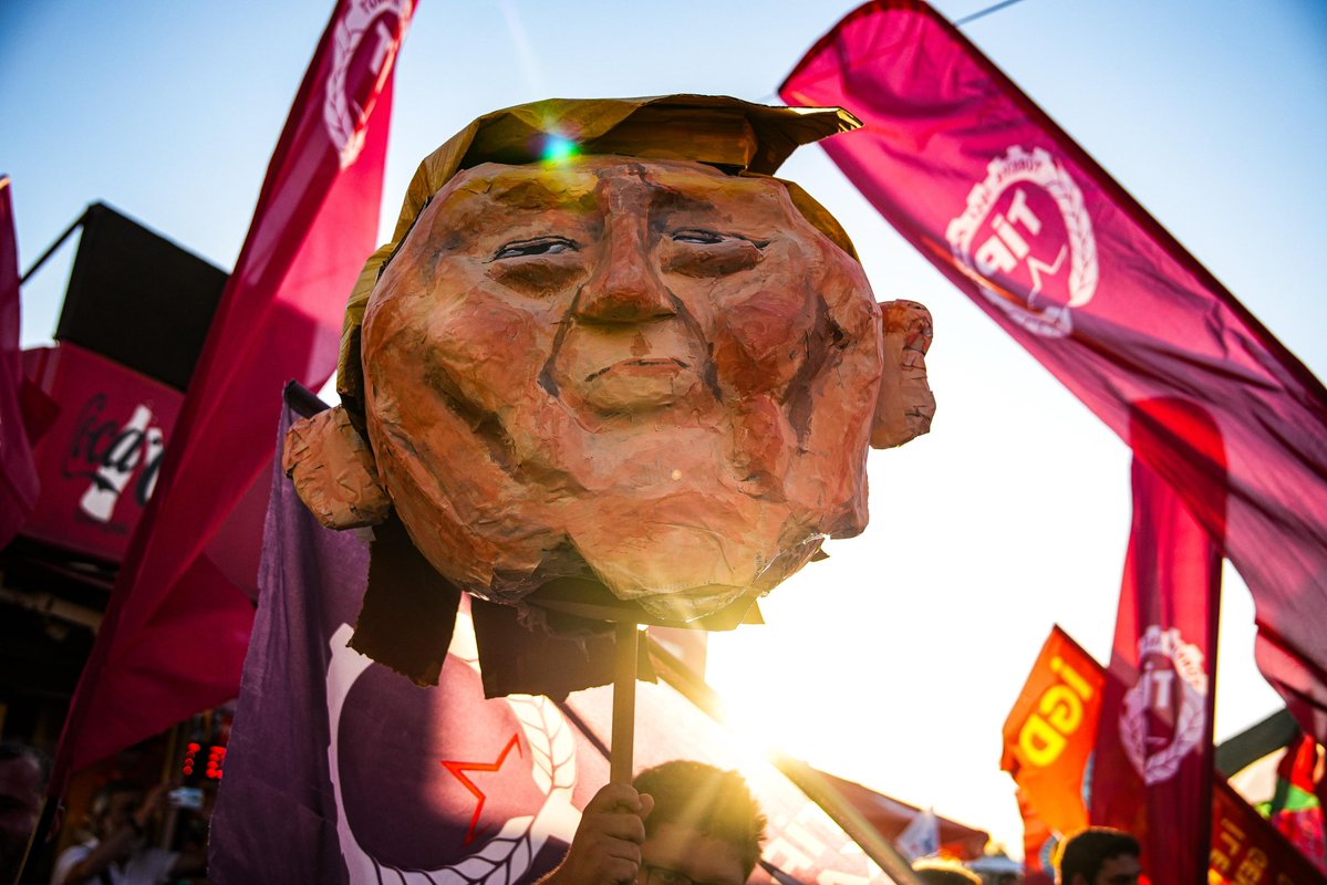 erkbas's tweet photo. Bu ülke, bu halk haydut Trump’a ve arkadaşlarına teslim olmadı, olmayacak. Tüm engelleme girişimlerine, susturma çabalarına rağmen Türkiye’nin dört bir yanından sesler yükseliyor.

Katil NATO’yu da; onun emekçilere yoksulluk ve yıkım, patronlara kâr ve servet getiren düzenini de mutlaka yeneceğiz.