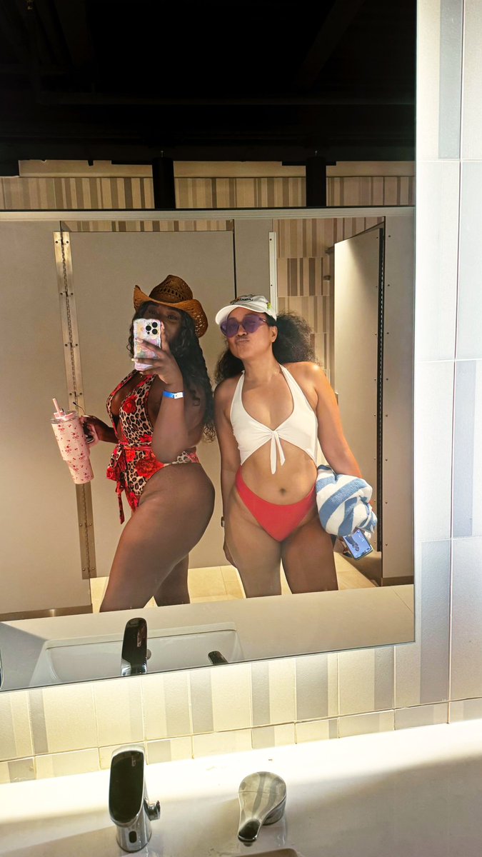 _cherishme_'s tweet photo. I love the pool 🏊🏾🤍 https://t.co/b4hUN9WyKJ