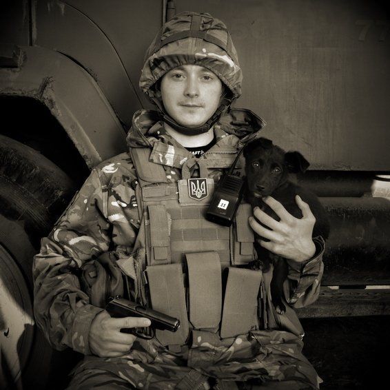 Sayravem's tweet photo. Позаду самі розчарування і трагедії.
Попереду завжди стоять такі люди, як Святоша.
Він був молодшим за мене на два дні.
Святоша загинув на Різдво 2022. Його ДРГ діяла на території ворога. З ним загинули три побратими. Молодшому було 19 років.

Святоша відкликаний Богом до вирію. https://t.co/02MvIbyMRz
