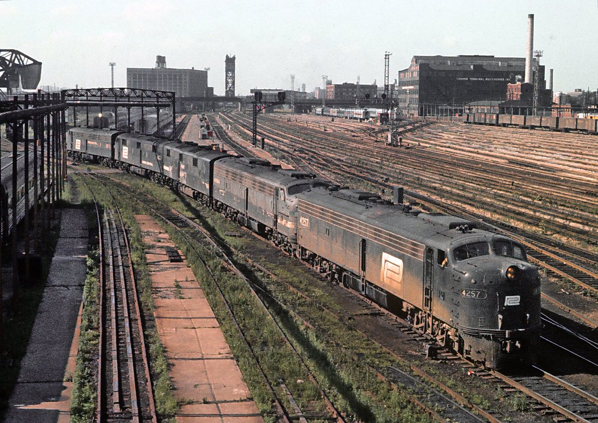 americanrails's tweet photo. Marty Bernard caught these worn Penn Central E8As and E7As at the 14th Street Coach Yard in Chicago on June 24, 1973.

https://t.co/vUANVRVgDk https://t.co/UQWq7qIgDY