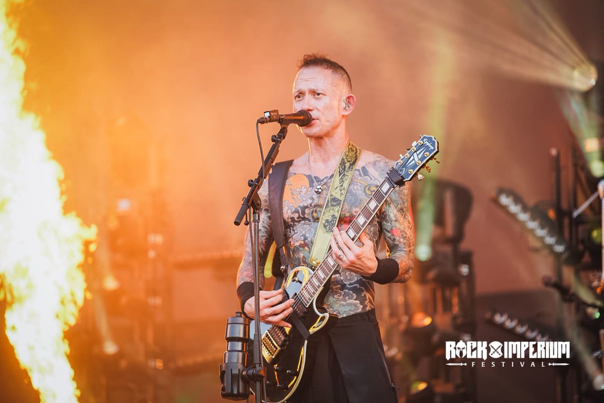 RockImperiumFes's tweet photo. 🔥🤘 Trivium arrasa Rock Imperium Festival con una descarga demoledora 🤘🔥

La banda estadounidense está firmando una actuación brutal, combinando agresividad, melodía y una precisión aplastante en cada canción. ⚡

Pura contundencia de principio a fin.

:: ::

🔥🤘 Trivium tears through Rock Imperium Festival with a crushing performance 🤘🔥

The American band is delivering a brutal performance, combining aggression, melody and relentless precision in every song. ⚡

Pure heaviness from start to finish.

#RockImperiumFestival2026 #RockImperium #LiveAtRockImperium #RockFamily #Trivium #Metalcore #LiveMusic