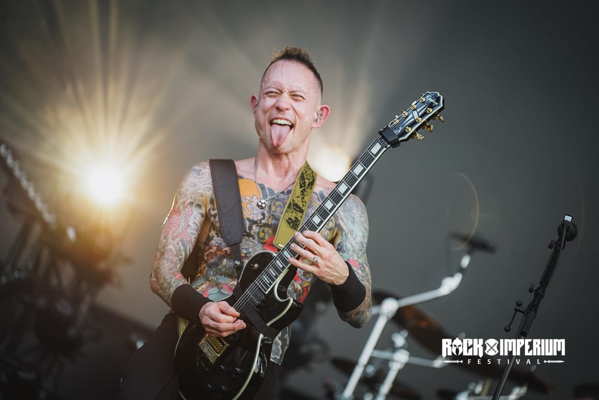 RockImperiumFes's tweet photo. 🔥🤘 Trivium arrasa Rock Imperium Festival con una descarga demoledora 🤘🔥

La banda estadounidense está firmando una actuación brutal, combinando agresividad, melodía y una precisión aplastante en cada canción. ⚡

Pura contundencia de principio a fin.

:: ::

🔥🤘 Trivium tears through Rock Imperium Festival with a crushing performance 🤘🔥

The American band is delivering a brutal performance, combining aggression, melody and relentless precision in every song. ⚡

Pure heaviness from start to finish.

#RockImperiumFestival2026 #RockImperium #LiveAtRockImperium #RockFamily #Trivium #Metalcore #LiveMusic