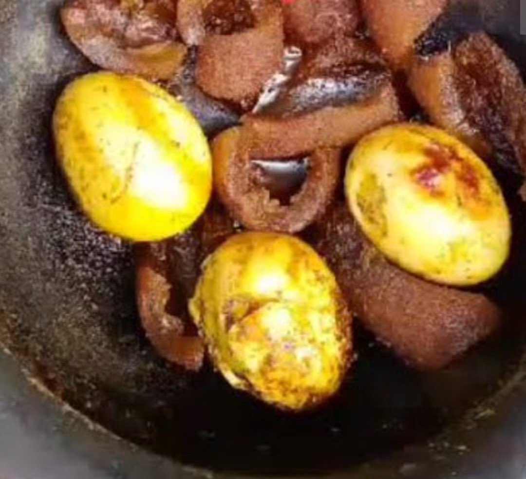 ThaOracleOfAges's tweet photo. #CONCOCTION 

ITEMS;

• African Myrrh ( Ewe Orijin )

• 16 Local pepper  

• Mercy leaf ( ANU )

PROCESS;

Grind everything together , use it to cook cow meet ( ponmo ~ u cut it into 9 pieces ) with 4 Agric Egg, use salt and palm oil 

Eat with prayers 

Shalom https://t.co/FT8VLo9RDG