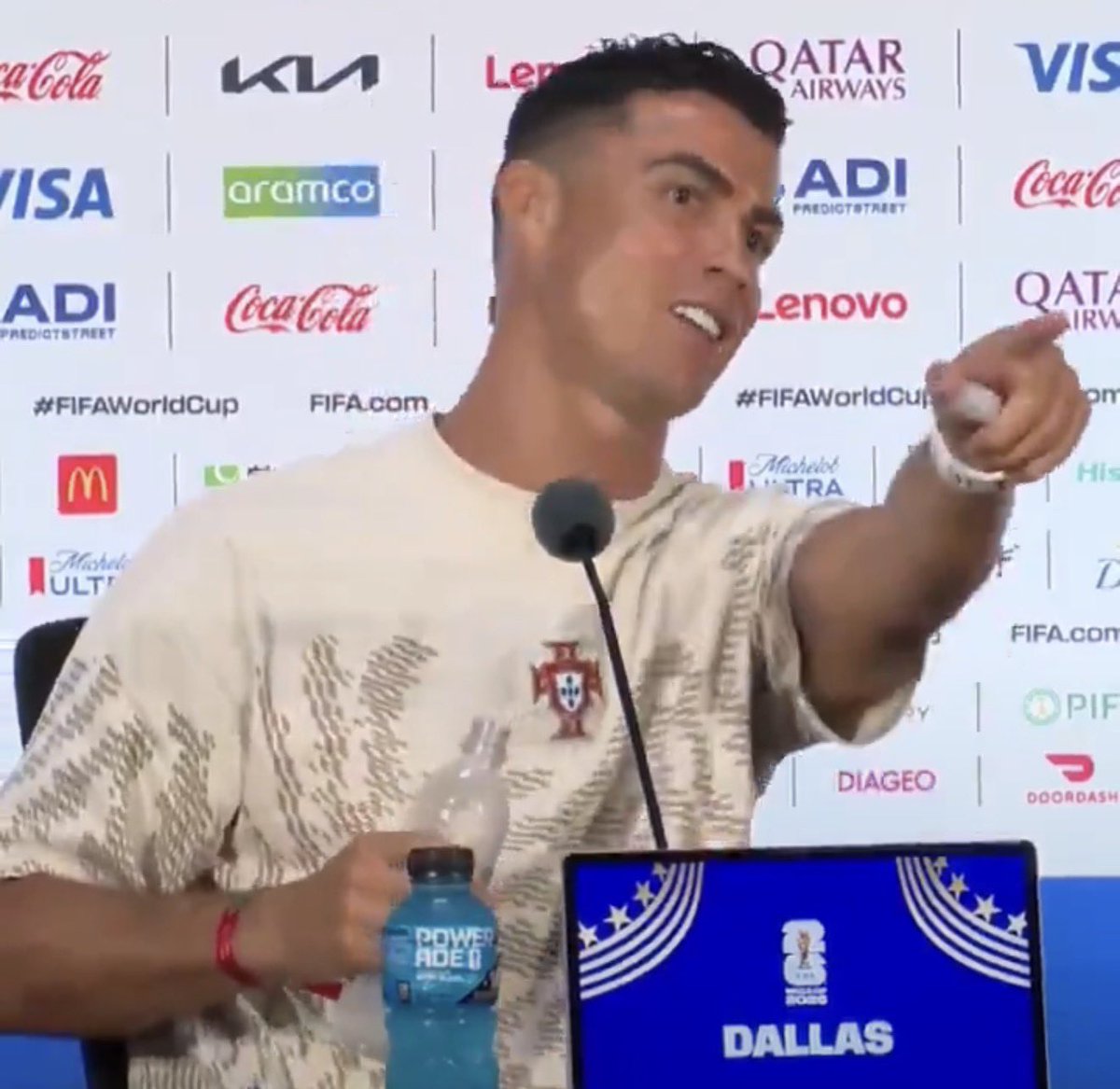 PolymarketSport's tweet photo. Cristiano Ronaldo: “I challenge that guy there, to ask a good question, since he doesn't like me.” 

Marcelo Bechler: “What's the hardest thing about a World Cup at 41 years old?”

Ronaldo: “Talking to those, who don't like me mainly, and you're one of them, I know.” https://t.co/zkewN91AIf