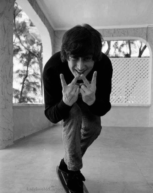 BigGulpAmerikan's tweet photo. The time John Lennon told a reporter, “this is what the year 2006 will be like. Watch this.” And then dressed like this and did poses for the camera. https://t.co/3vQeptcPxL