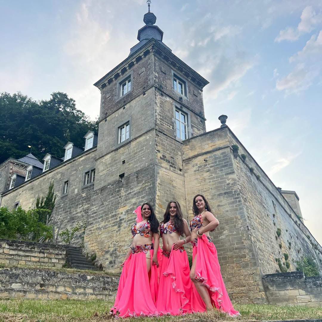 SheilaRaqs's tweet photo. Buikdans Prinsesjes 👑👑👑
👉 Jij kunt ook leren buikdansen – doe mee met een proefles!
#Sheilabuikdanscentrum #movewithgrace #Dansstudiomeijers #buikdanslessen
#buikdansschool https://t.co/o9ibhI8EVr