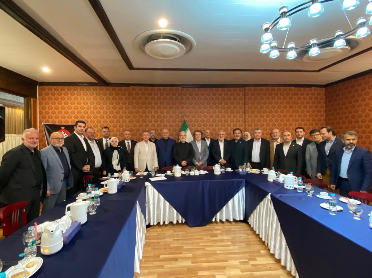 sespartisiorg's tweet photo. 📍 İran • Tahran 🇹🇷🇮🇷

Kurucu Genel Başkanımız @ayhanbilgen ve Genel Başkanımız @AtifOzbey, İran Dini Lideri Ayetullah Ali Hamaney’in cenaze merasimine katılarak taziyelerini iletti.

Ziyaret programı kapsamında İran Yükseköğretim, Bilim, Araştırma ve Teknoloji Bakanı Prof. Hossein Simaee, Türkiye’nin Tahran Büyükelçisi Prof. Dr. Hicabi Kırlangıç, İran Dışişleri Bakanlığı Akdeniz ve Doğu Avrupa Genel Müdürü Mahmoud Heidarı ile D-8 Eski Genel Sekreteri Seyed Ali M. Mousavi ile görüşmeler gerçekleştirildi.

Görüşmelerde bölgesel gelişmeler, Türkiye-İran ilişkileri ve bölgemizde barış, istikrar ile iş birliğinin güçlendirilmesine yönelik karşılıklı fikir alışverişinde bulunuldu.

SES Partisi olarak; Türkiye’nin çıkarlarını, bölgesel barışı, adaleti ve diplomatik diyaloğu önceleyen anlayışımızla, iki kardeş ülke arasındaki dostluk ve iş birliğinin güçlenmesine katkı sunmaya devam edeceğiz.

#İran #SESPartisi