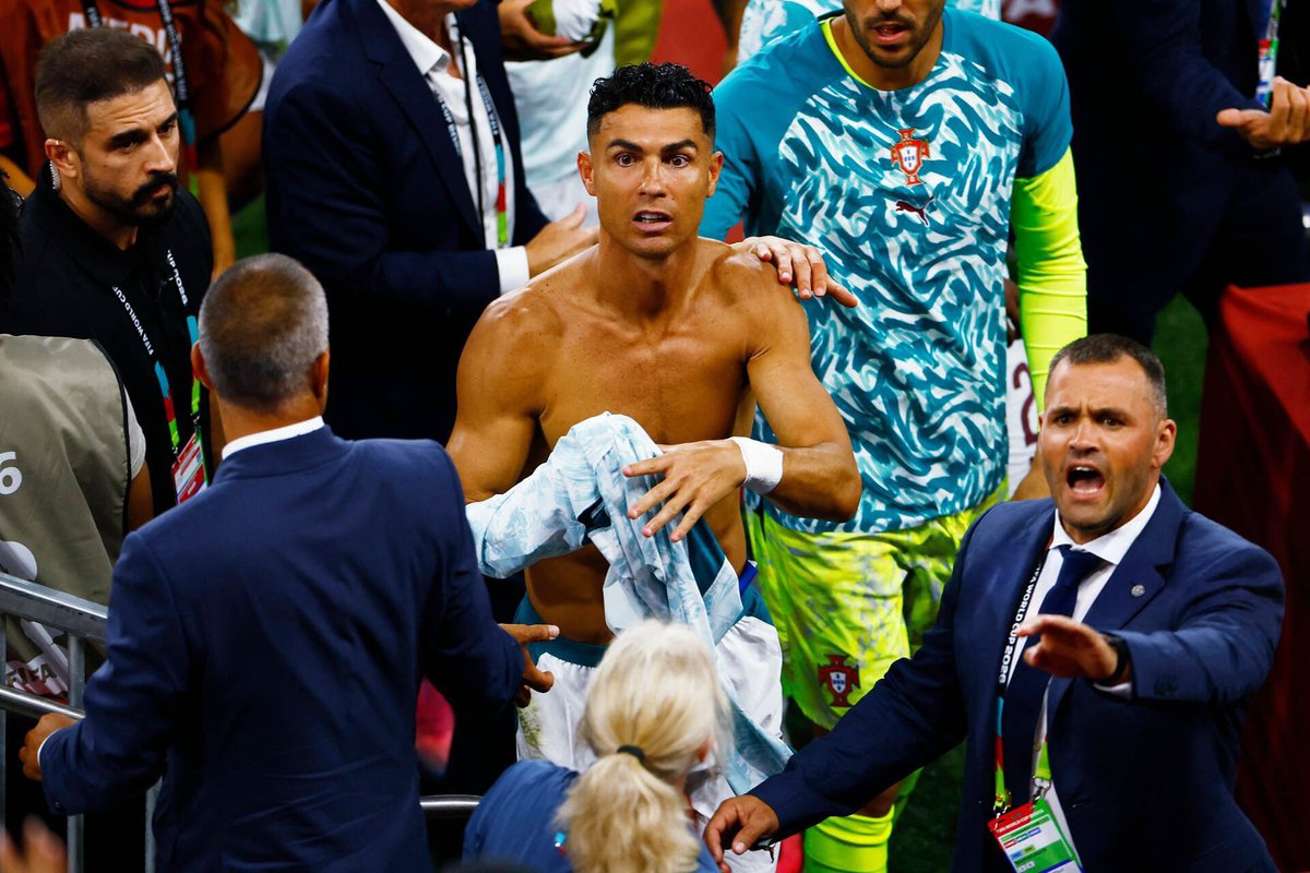FabrizioRomano's tweet photo. 😂🇵🇹 Cristiano Ronaldo: “On a flight, I knew one of the flight attendants was Argentine. Just by the way he looked at me. I told him 'I know you're Argentinian”.

“You looked at me and looked away quickly, you don't like me...'. But my wife is Argentine, don’t worry. It was funny.” 😁🇦🇷