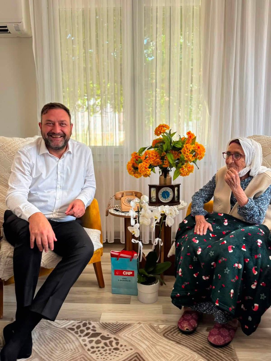 utkugumrukcu's tweet photo. Cumhuriyet Halk Partisi ailemizin en kıymetli çınarlarından, İzmir İl Örgütümüzün en yaşlı üyesi Nuriye Koç teyzemizi 106. yaşına girdiği bu özel günde ziyaret ederek doğum gününü kutladım.

Cumhuriyet’e ve partimize olan bağlılığıyla hepimize ilham veren Nuriye teyzemize sağlıklı, huzurlu ve mutlu nice yıllar diliyorum.

İyi ki doğdun Nuriye Teyze! ❤️🌹