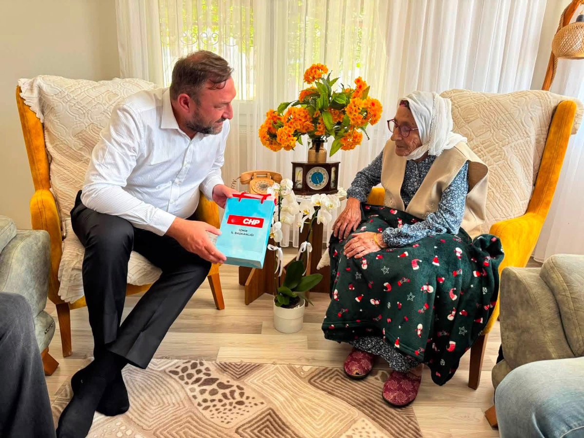 utkugumrukcu's tweet photo. Cumhuriyet Halk Partisi ailemizin en kıymetli çınarlarından, İzmir İl Örgütümüzün en yaşlı üyesi Nuriye Koç teyzemizi 106. yaşına girdiği bu özel günde ziyaret ederek doğum gününü kutladım.

Cumhuriyet’e ve partimize olan bağlılığıyla hepimize ilham veren Nuriye teyzemize sağlıklı, huzurlu ve mutlu nice yıllar diliyorum.

İyi ki doğdun Nuriye Teyze! ❤️🌹