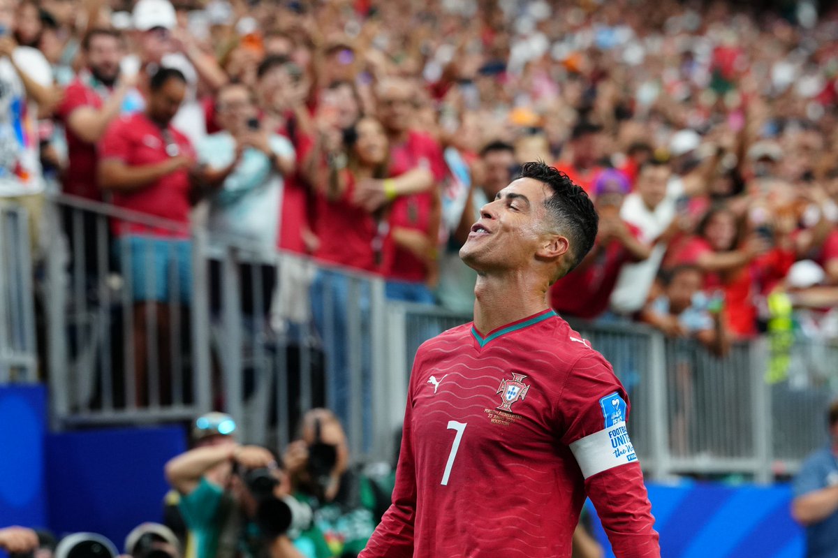 SportsDigitale's tweet photo. Cristiano Ronaldo: Ön tarafta oturan şu adam mı? Benden hoşlanmayan kişi o. Bakalım bana iyi bir soru sorabilecek mi. Evet, sen. Benden hoşlanmadığını biliyorum.

🎙️ “41 yaşında Dünya Kupası'nda oynamanın en zor yanı nedir?”

Cristiano Ronaldo: "En zor yanı ne mi? Sizlerle konuşmak... Daha doğrusu bazılarınızla. Özellikle de benden hoşlanmayanlarla. Sen de onlardan birisin, bunu biliyorum. Ben yüzleri unutmam. Bir insanın yüzünü sadece bir kez görmem yeterlidir, o görüntü zihnime kazınır."