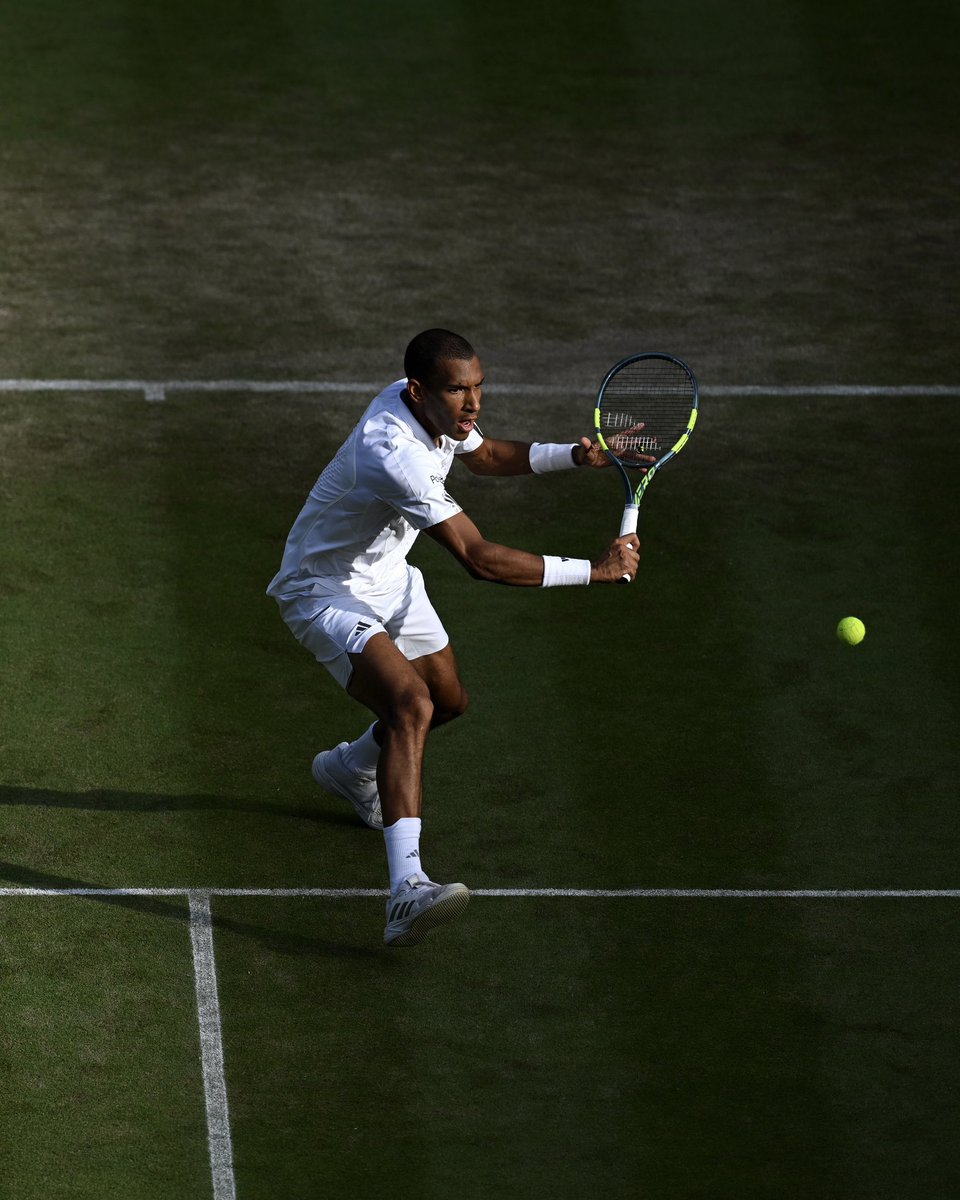 atptour's tweet photo. Back into the Wimbledon QFs 👏

@felixtennis overcomes Davidovich Fokina in 5 sets to equal his best @wimbledon result 💪

#Wimbledon https://t.co/6Y3fibt5dk