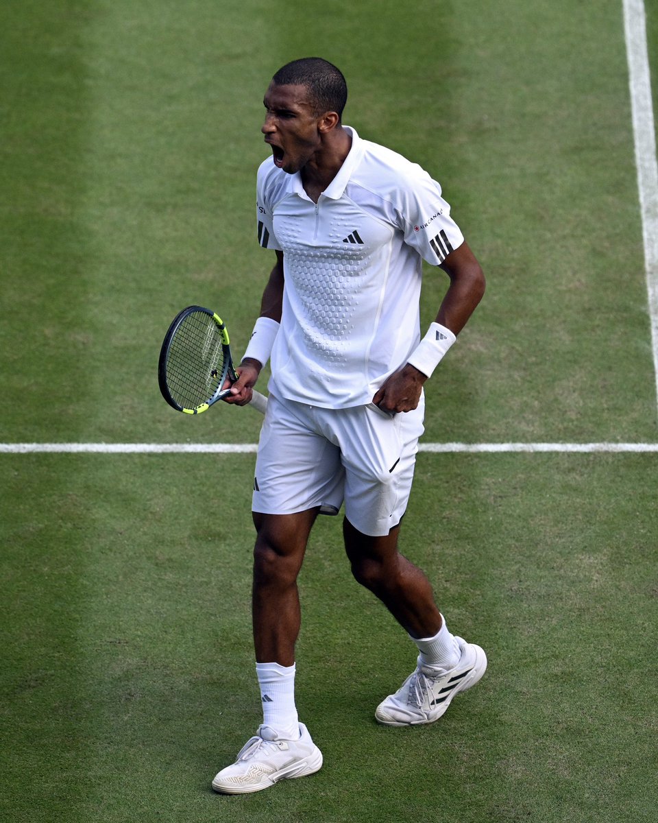 atptour's tweet photo. Back into the Wimbledon QFs 👏

@felixtennis overcomes Davidovich Fokina in 5 sets to equal his best @wimbledon result 💪

#Wimbledon https://t.co/6Y3fibt5dk