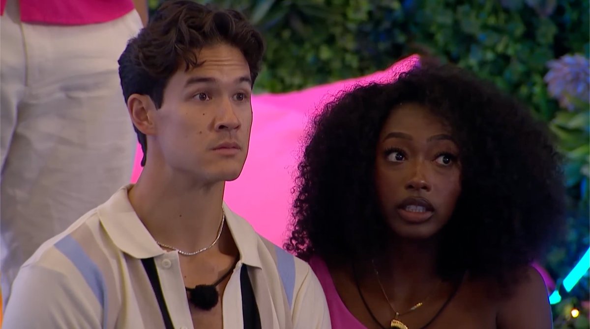 jedaltemus's tweet photo. dylan going from sitting to standing up behind carniya yeah he &amp; kenzie going home #LoveIslandUSA https://t.co/u7BgXsRof3