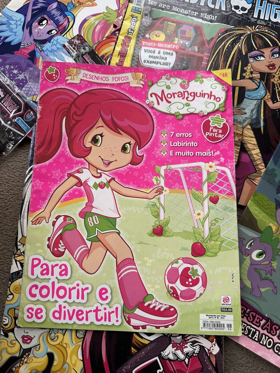 porndenji's tweet photo. fui em uma banca hoje em são paulo e eu achei TODAS as revistas que eu tinha quando criança novinhas… não me aguentei e comprei todas 😭 to abrindo a boca aqui a chorar no hotel https://t.co/LZycit2FYZ