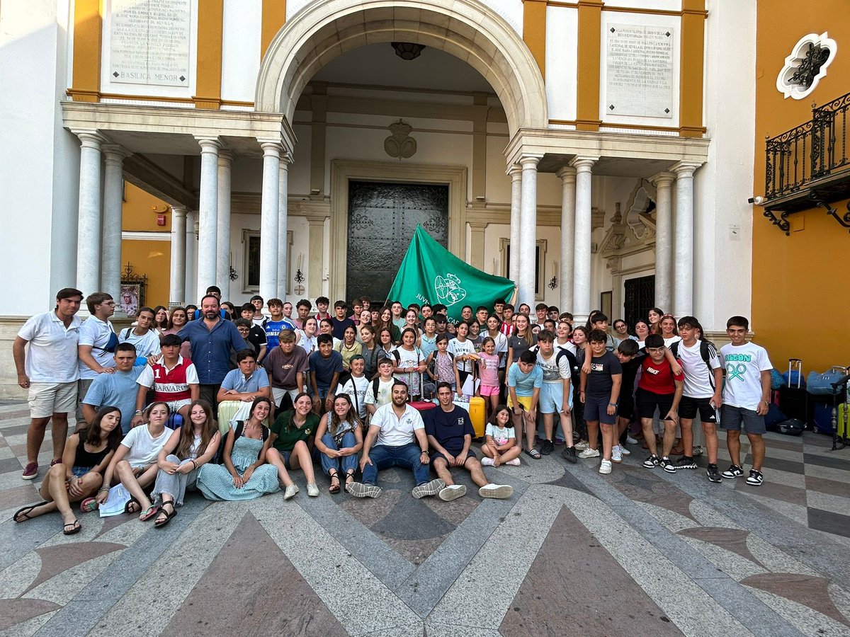 Hdad_Macarena's tweet photo. 🟢 CAMPAMENTO | Del jueves 2 al domingo 5 de julio, la Juventud Macarena ha celebrado una nueva edición de su Campamento de Verano en el Camping Rural Fuente de Piedra. Durante cuatro días, un total de 102 participantes, con edades comprendidas entre los 8 y los 21 años, han compartido una intensa experiencia de convivencia, formación y vida cristiana.

Bajo el lema «Alzad la mirada, caminad con esperanza», los asistentes han disfrutado de un amplio programa de actividades en el que no han faltado las tradicionales gymkhanas, los juegos deportivos, las actividades acuáticas y los momentos de piscina, favoreciendo el compañerismo y la creación de nuevos lazos de amistad.

El campamento también ha contado con un importante espacio dedicado a la formación y al crecimiento espiritual. A través de dos sesiones centradas en el lema de esta edición, los participantes han reflexionado sobre la llamada a vivir con esperanza, elevando la mirada hacia Cristo y descubriendo su presencia en la vida cotidiana. Estas enseñanzas se han complementado con distintos momentos de oración y reflexión, vividos en un ambiente de recogimiento y fraternidad. Destacar también la visita de nuestro Hermano Mayor, Fernando Fernández Cabezuelo, quién estuvo el sábado departiendo un rato de convivencia con los jóvenes macarenos.

Como culminación de estos días, todos los participantes celebraron el domingo la Santa Eucaristía en la parroquia de Nuestra Señora de las Virtudes, dando gracias a Dios por todo lo vivido y poniendo en sus manos los frutos de esta experiencia.

Con la vuelta a Sevilla finaliza una nueva edición del Campamento de Verano de la Juventud Macarena, que un año más ha permitido a sus jóvenes crecer en la fe, fortalecer los lazos de amistad y compartir unos días de convivencia marcados por la alegría y la esperanza. Ahora toca regresar a la vida cotidiana con la mirada puesta en el Señor y con el compromiso de hacer vida todo lo aprendido y compartido durante estos días.