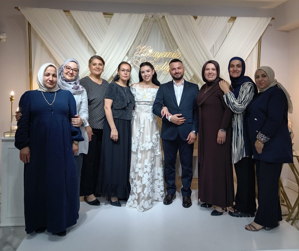 ak_kepez's tweet photo. 📍Nişan Merasimi💍

Başkan Vekilimiz Zehra Çetiner'in Kıymetli kızı Sena'nın Nişan merasimine Milletvekillerimiz Sn. Mustafa Köse İlçe Kadın Kolları Başkanımız Sn.Eray Yıldız Ünlü ve yönetimimiz ile katılarak bu anlamlı ve güzel günlerinde yanlarında olmanın mutluluğunu yaşadık. https://t.co/00nB1V86tt