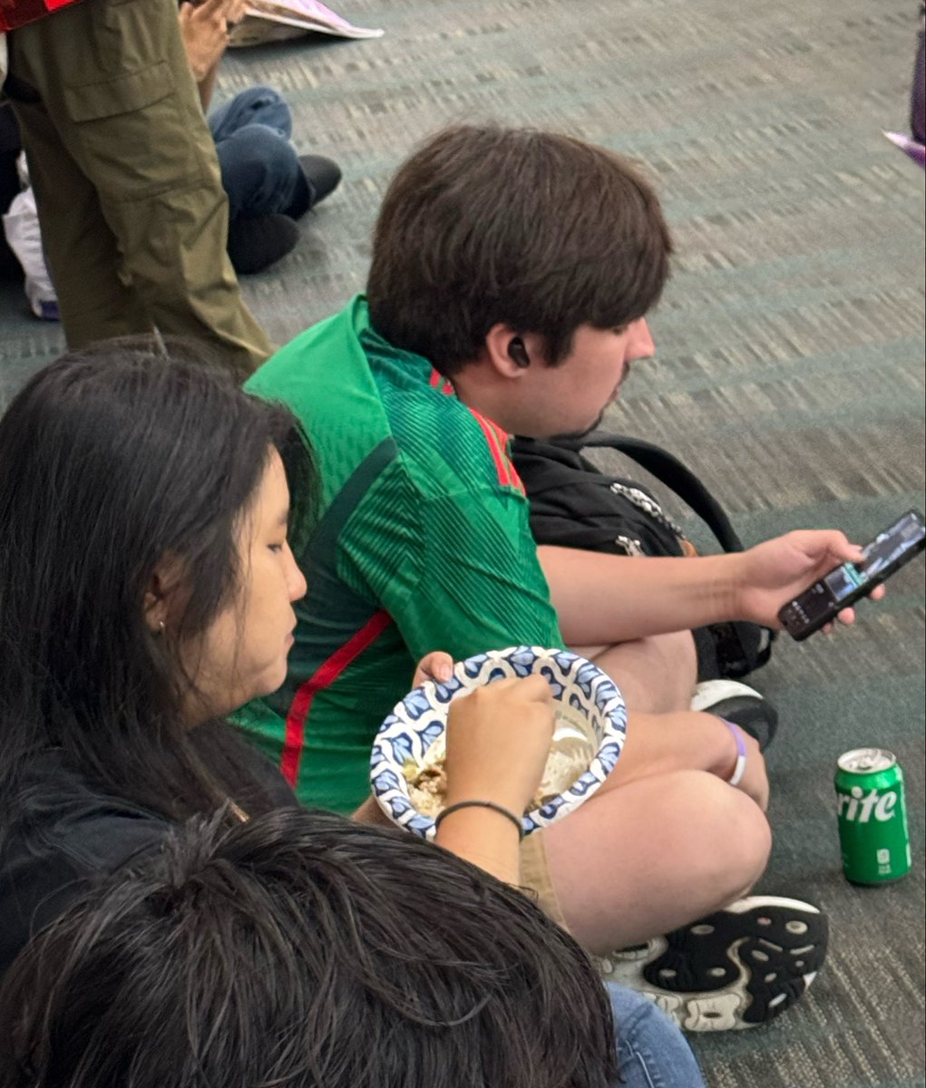kikamx_'s tweet photo. La banda Otaku Mexa dejándose sentir en la Anime Expo hoy. 🇲🇽✌️ https://t.co/ttsrh2yX05