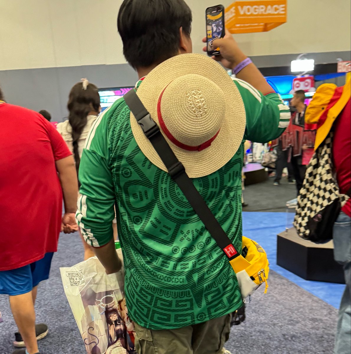 kikamx_'s tweet photo. La banda Otaku Mexa dejándose sentir en la Anime Expo hoy. 🇲🇽✌️ https://t.co/ttsrh2yX05