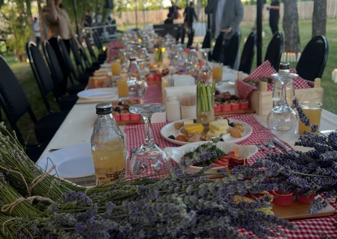 CanancCcan's tweet photo. Bakap’ta bu yıl ki Hasat Şenliğini’nin açılışını belediyemizin kıymetli bürokratları, Büyükelçiler ve heyetiyle birlikte, Agora Senfoni Orkestrası’nın “Başkent Mum Işığında” konseptli mükemmel müzik şöleni eşliğinde yaptık. 

Ankara Büyükşehir Belediyesi’nin, canım başkanım @yavasmansur’ın, Ankara’mıza kazandırdığı en güzel projelerin başında geliyor BAKAP Tarım Kampüsü. 

Dut ağaçları, kirazlar, lavantalar.. 

(Dinazor ve yırtıcı hayvan heykelleri yok yalnız, kusura bakmazsınız inşallah 🙂)
