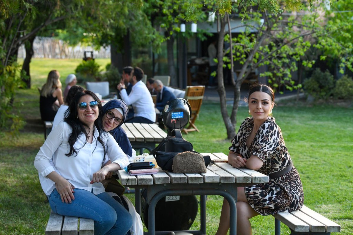 CanancCcan's tweet photo. Bakap’ta bu yıl ki Hasat Şenliğini’nin açılışını belediyemizin kıymetli bürokratları, Büyükelçiler ve heyetiyle birlikte, Agora Senfoni Orkestrası’nın “Başkent Mum Işığında” konseptli mükemmel müzik şöleni eşliğinde yaptık. 

Ankara Büyükşehir Belediyesi’nin, canım başkanım @yavasmansur’ın, Ankara’mıza kazandırdığı en güzel projelerin başında geliyor BAKAP Tarım Kampüsü. 

Dut ağaçları, kirazlar, lavantalar.. 

(Dinazor ve yırtıcı hayvan heykelleri yok yalnız, kusura bakmazsınız inşallah 🙂)