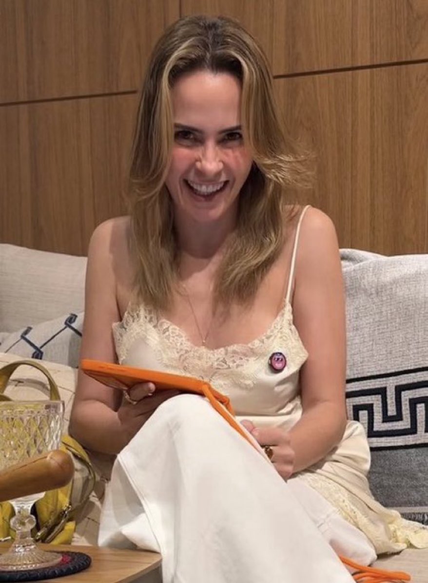 estelari4's tweet photo. pensando muito sobre a Ana estar prestes a sair com os amigos e, mesmo assim, ter gravado um conteúdo pra gente, juro, me emociona muito ver todo esse carinho e cuidado que ela tem 🥹❤️‍🩹 https://t.co/LJZacRJg8t