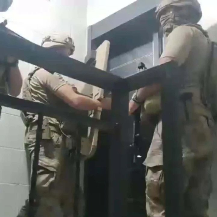 TKRgazete's tweet photo. İzmir'de, NATO liderlerini protesto edecekleri iddia edilen kişilere yönelik operasyonda 61 kişi gözaltına alındı. https://t.co/ywJrXZDz4C