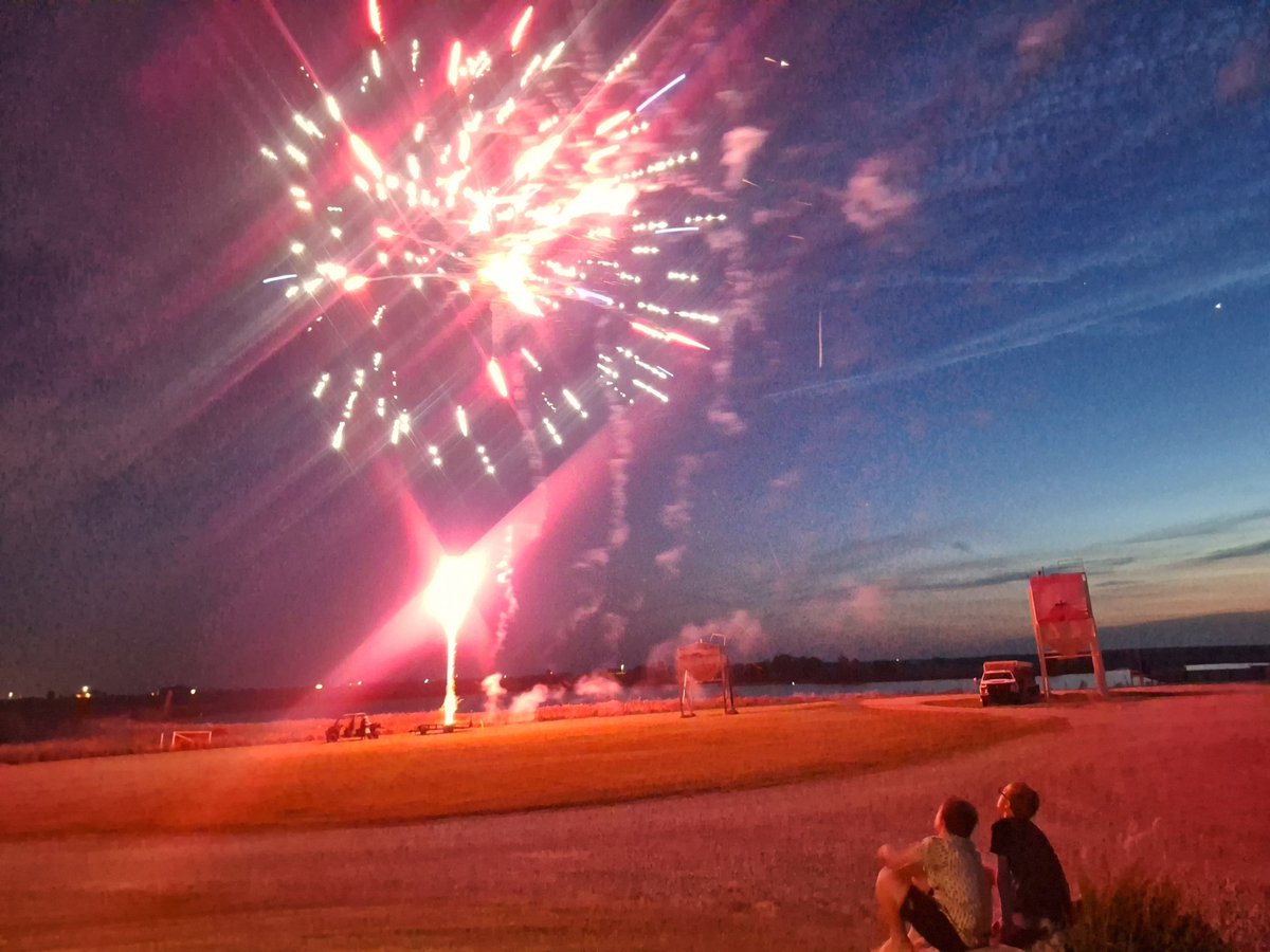 DAXBURCHETT's tweet photo. Celebrating 🍾 250 years of Freedom! Happy Independence Day 🇺🇸! We did it with Family!Fireworks 🎆, Burgers 🍔 #demandbeef!, Fishing, Pool and Beverages! It could always be better, but we all have it pretty Damn good! #blessed! USA 🇺🇸! https://t.co/BevhlG9iuH