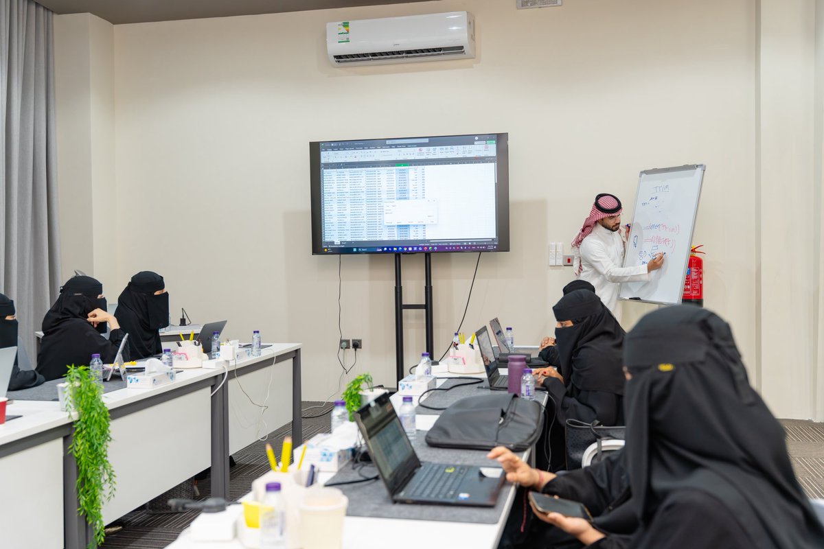 qassim_tech's tweet photo. سعيدين في فـريق #جمعية_القصيم_التقنية 

اختتام دورة من بنــاء النمـوذج حتى اتخاذ القرار

للدفعـة الأولى…كل الشكر للفريق المشارك على إبداعهم 

نتطلع بإذن الله لمزيد من النجاحات وبناء مجتمع تقنـي مستدام✨ https://t.co/sUiVT2ACOR