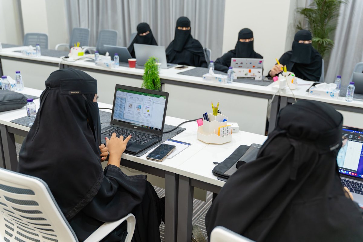 qassim_tech's tweet photo. سعيدين في فـريق #جمعية_القصيم_التقنية 

اختتام دورة من بنــاء النمـوذج حتى اتخاذ القرار

للدفعـة الأولى…كل الشكر للفريق المشارك على إبداعهم 

نتطلع بإذن الله لمزيد من النجاحات وبناء مجتمع تقنـي مستدام✨ https://t.co/sUiVT2ACOR