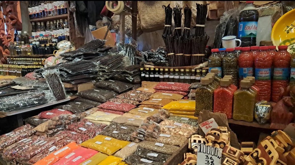 BodoRavonyljwg's tweet photo. J’aime acheter des produits locaux. 🛍️🇲🇬
Soutenir les producteurs de notre pays me fait plaisir.
#Madagascar #LocalProducts #SupportLocal https://t.co/RSALrCPK6S