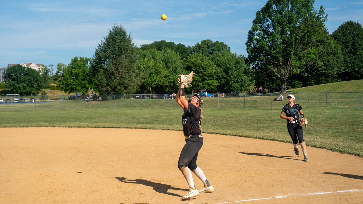 juliadoppler27's tweet photo. My teammates family member took some photos of the team this weekend and what an amazing job! These were a few she took of me...thank you so much!!!! They're awesome! 😍❤️🥎 @OHE18UNational https://t.co/RRYLHBi6dk