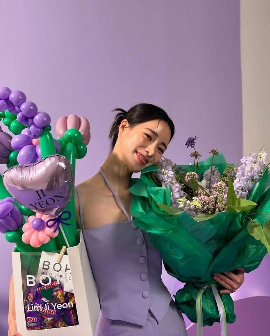 forhnjun's tweet photo. jiyeon looks so pretty in lavender 🪻 https://t.co/wCmjnV3au4