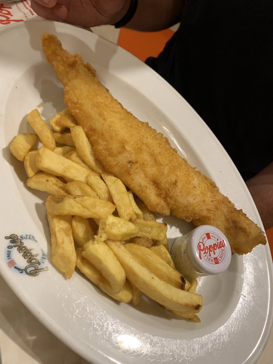 GarieJRodriguez's tweet photo. @popsfishnchips this is the 25 quid large haddock and chips….. smallest fish and chips I’ve seen, and for 25 quid !!!! Shocking. @Tripadvisor https://t.co/OC1QqPwHba