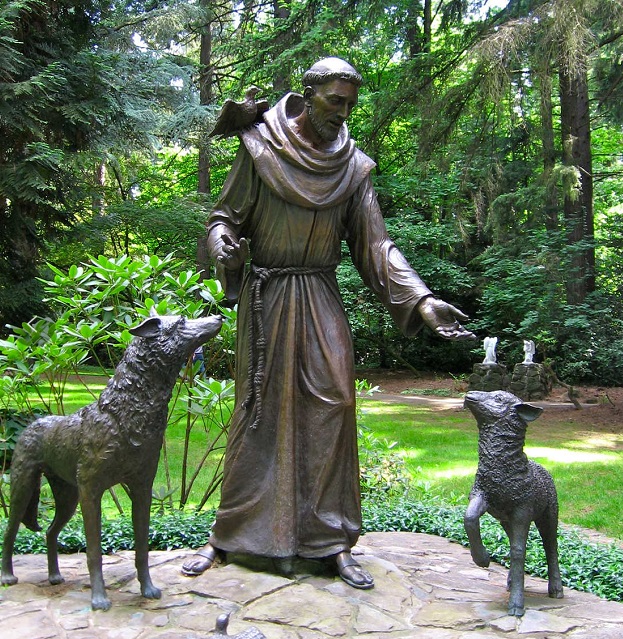 historia_pensar's tweet photo. Há 844 anos, em 5 de julho de 1182, nascia o monge italiano Giovanni di Pietro di Bernardone, mais conhecido como São Francisco de Assis. Ele foi um das figuras mais influentes da história do cristianismo e o fundador da Ordem Franciscana.

Filho de um rico comerciante de tecidos, Francisco teve uma juventude marcada por luxo, ostentação e extravagâncias, mas a experiência da guerra, o adoecimento súbito e uma série de "visões divinas" o convenceram a renunciar à riqueza e aos prazeres mundanos.

Francisco doou todos os seus bens e sua herança ao pobres e passou a se dedicar exclusivamente à ascese, pregando o amor ao próximo, a fraternidade e o desapego aos bens materiais. Crítico da elitização do clero, ele censurou os desvios morais e a ostentação de poder pelos altos sacerdotes, defendendo a renovação espiritual da Igreja e a vivência radical do Evangelho.

Sua personalidade humilde, gentil e cativante e a dedicação aos pobres e aos doentes lhe granjearam numerosos seguidores, levando ao reconhecimento de sua ordem pelo Papa Inocêncio III em 1209. Ele também inspirou a criação da ordem feminina de Santa Clara e da ordem terceira, dedicada aos leigos que desejavam seguir sua espiritualidade sem ingressar na vida monástica.

Um dos aspectos mais marcantes da espiritualidade de São Francisco foi sua relação com a natureza. O monge enxergava todas as criaturas e elementos naturais como parte da mesma criação divina, chamando o Sol, a Lua, os animais e as plantas de "irmãos" e "irmãs".

Essa visão da natureza é o tema central de seu célebre "Cântico das Criaturas", uma das primeiras obras escritas no idioma italiano. A hagiografia atribui a Francisco vários episódios que evocam sua conexão espiritual com os animais, tais como a pregação aos pássaros e a domesticação de um lobo que aterrorizava a cidade de Gubbio.

Conforme a tradição católica, em 1224, durante um retiro no Monte Alverne, Francisco teria recebido os estigmas — as marcas místicas correspondentes às feridas da crucificação de Cristo. Sua saúde se deteriorou rapidamente a partir de então, culminando com sua morte dois anos depois, em 3 de outubro de 1226, aos 44 anos.

Francisco foi canonizado pelo Papa Gregório IX apenas dois anos após sua morte. Ele é considerado o padroeiro dos animais e do meio ambiente. Sua cultura humanista inspirou a filosofia renascentista — a ponto de Dante Alighieri considerá-lo como "uma luz que brilhou sobre o mundo".

A influência de São Francisco perdurou ao longo dos séculos e ecoou nos principais movimentos que pregavam a renovação da Igreja e a reorganização da sociedade sob princípios de fraternidade, solidariedade e cooperação comunal, incluindo a Teologia da Libertação.