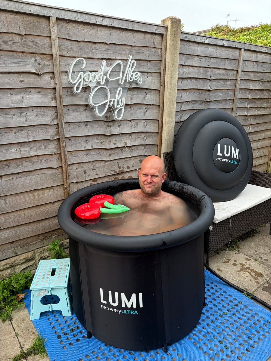 GorillaManFitn1's tweet photo. Finishing the day of with a ICE TUB session πͺπ₯Ά #icetubsession #icetubing #goodvibesonly #eveningroutine #endoftheday https://t.co/fqZlWnWrTT