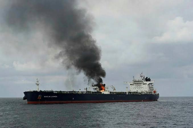 BryanBryan5811's tweet photo. 🚨 BREAKING: CARGO SHIP ATTACKED OFF YEMEN BY UNKNOWN ASSAILANTS

A cargo vessel triggered a distress alert on Sunday, reporting it was under attack 30 nautical miles off Yemen's coast. https://t.co/qJWPJY5oaS