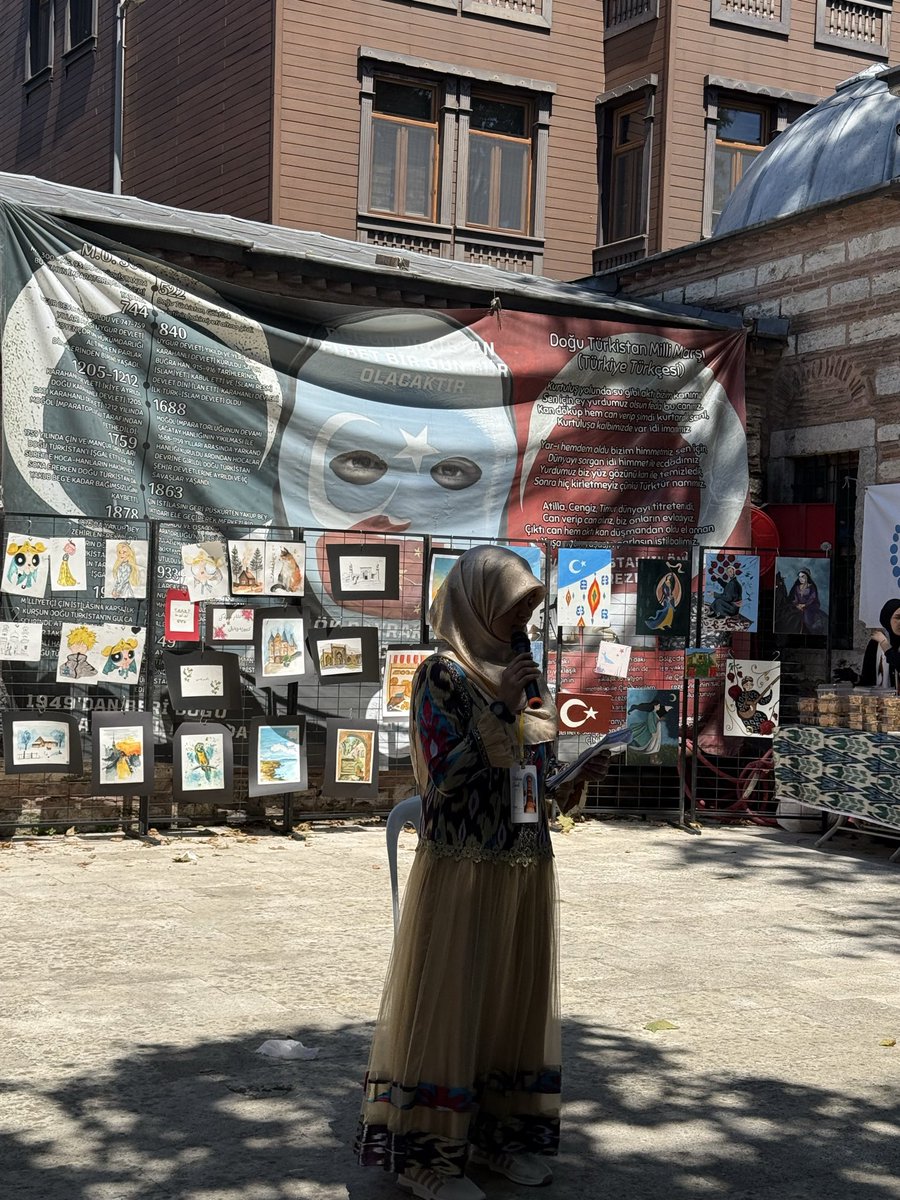DTvakfi's tweet photo. Urumçi Katliamı anısına @DTvakfi’nda #kültürünizinde ile düzenlenen resim sergisi ikinci gün etkinlikleriyle sona erdi.

Yoğun bir katılımın olduğu sergi ve etkinliklerde ziyaretçilere, Urumçi’de yaşananlar, #Çin’in #DoğuTürkistan’daki soykırım politikası anlatıldı. https://t.co/1kOFUT6D8Z