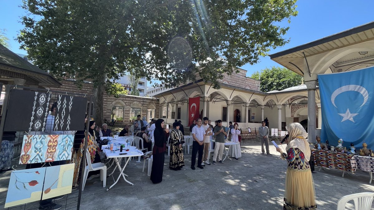 DTvakfi's tweet photo. Urumçi Katliamı anısına @DTvakfi’nda #kültürünizinde ile düzenlenen resim sergisi ikinci gün etkinlikleriyle sona erdi.

Yoğun bir katılımın olduğu sergi ve etkinliklerde ziyaretçilere, Urumçi’de yaşananlar, #Çin’in #DoğuTürkistan’daki soykırım politikası anlatıldı. https://t.co/1kOFUT6D8Z