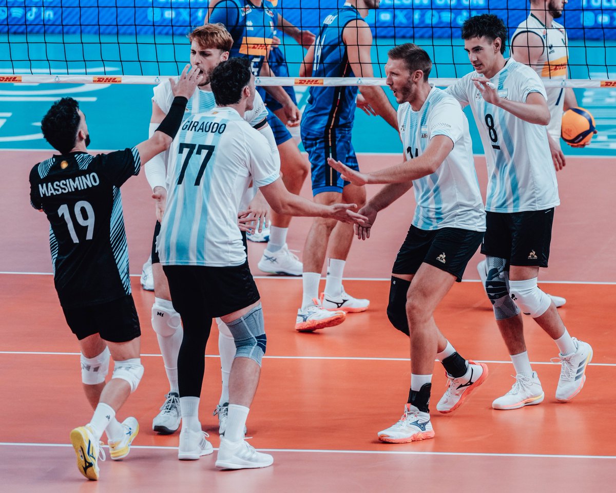 Voley_FeVA's tweet photo. 🏐 Amistoso ante Italia de cara al Week 3 de la #VNL

ARG 🇦🇷 1 - ITA 🇮🇹 3 
34-36, 25-22, 19-25, 22-25

🔝 M. Armoa, máximo anotador con 18 puntos

🔜 Desde el 15/7, el Week 3 en 🇯🇵

📺 Reviví el partido en https://t.co/H4UmdlTP8Z

📸 @caterinazattarin https://t.co/ENXG83diND
