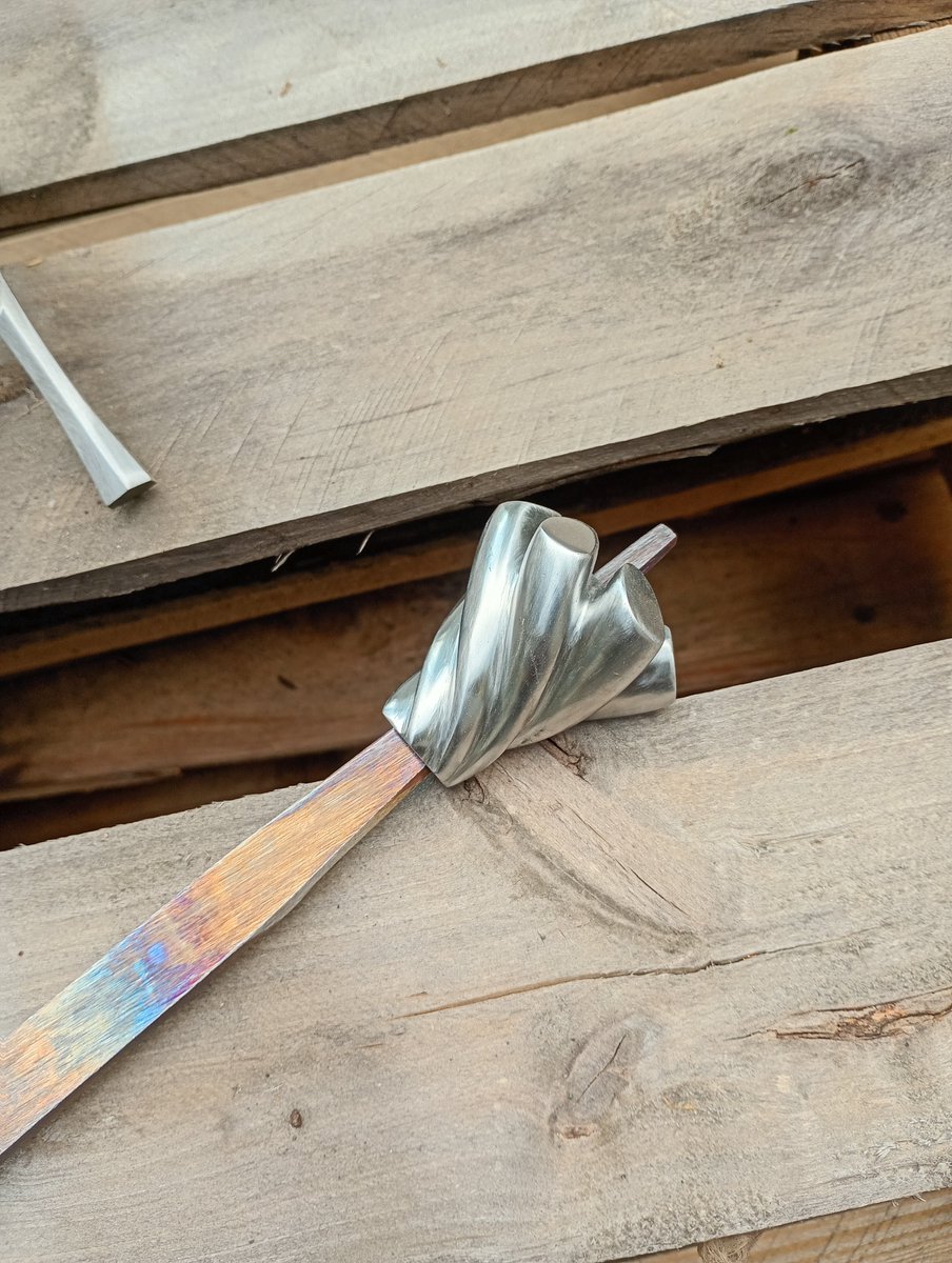 ArannReichhardt's tweet photo. Continuing with the twisty pommels I got to make one of these for the first time! Relatively common on swiss sabers and complex hilt longswords of the period, the way of making these had always eluded me... Until now
The answer was, as usual... An Excruciating amount of filing https://t.co/rxp4QXF8tx