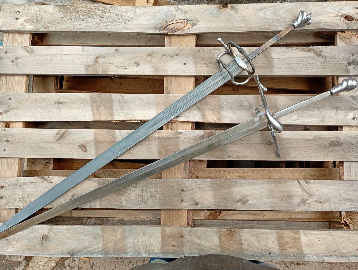 ArannReichhardt's tweet photo. Continuing with the twisty pommels I got to make one of these for the first time! Relatively common on swiss sabers and complex hilt longswords of the period, the way of making these had always eluded me... Until now
The answer was, as usual... An Excruciating amount of filing https://t.co/rxp4QXF8tx