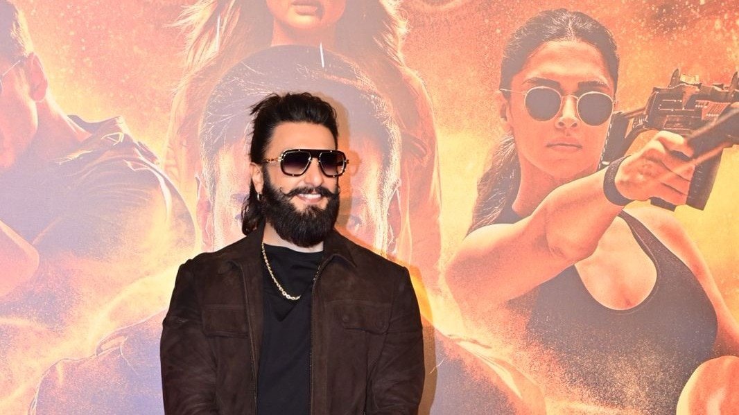 ADfanatic_'s tweet photo. i will never forget the moment I met ranveer singh at the trailer launch of Singham Again.

this was my first celebrity interaction. trust me in yhe crowd of hundreds of people I grabbed his hand and shook with him I was so mad and happy at the same time because this was my first ever but the same reaction is from Ranveer how much excited to shake hands with even he looked the same.

that day I realised there's nobody like him the most energetic the most charismatic ever. 

thank you for a moment of lifetime man, Happy Birthday @RanveerOfficial 

#HappyBirthdayRanveer