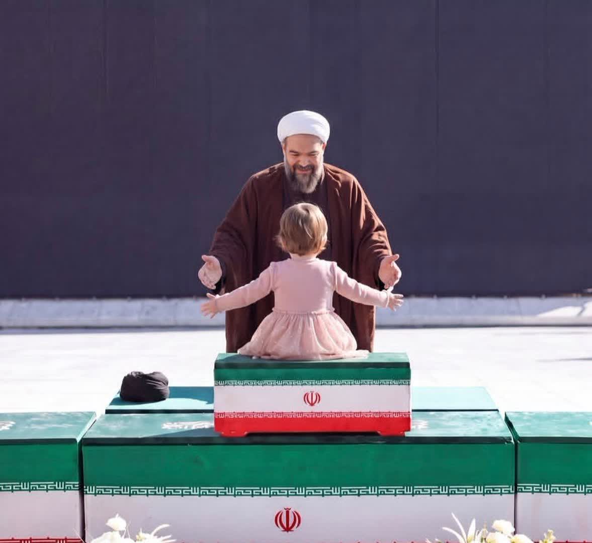 zeinab_hasani81's tweet photo. چقد حرف داره این عکس . . . 🥀 https://t.co/NYaIU8xHf5