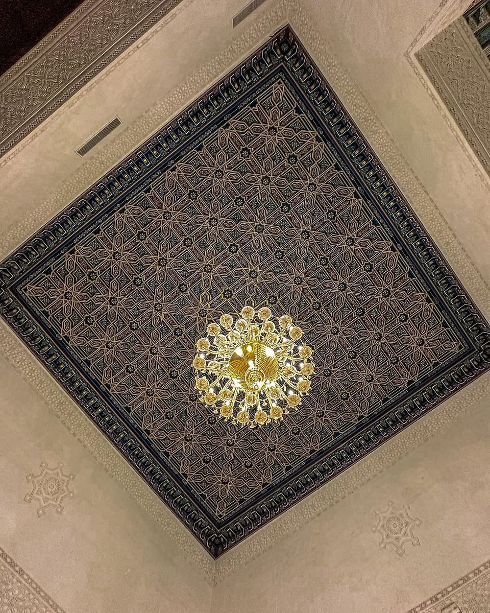 Tunisianesque's tweet photo. 🕌📸 • Mosquée Malik Ibn Anas, Carthage :

Chef d’œuvre moderne de l’architecture tunisienne, achevée en 2003, elle a été décorée entièrement par les artisans de la médina de Tunis.

Preuve qu’il est tout à fait possible d’allier héritage d’hier et normes d’aujourd’hui. https://t.co/OkL8hlOAXF