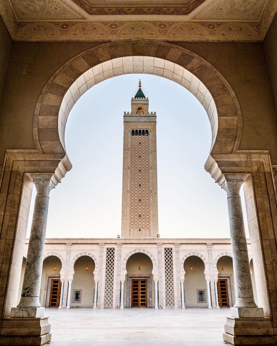 Tunisianesque's tweet photo. 🕌📸 • Mosquée Malik Ibn Anas, Carthage :

Chef d’œuvre moderne de l’architecture tunisienne, achevée en 2003, elle a été décorée entièrement par les artisans de la médina de Tunis.

Preuve qu’il est tout à fait possible d’allier héritage d’hier et normes d’aujourd’hui. https://t.co/OkL8hlOAXF