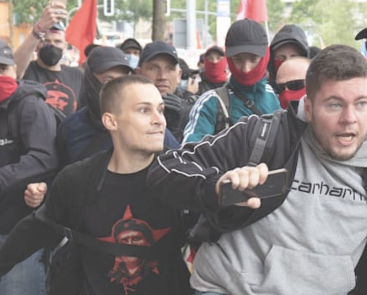 WachsVictor's tweet photo. Der ganze fanatische Irrsinn der Antifa in diesem Tunnelblick, kurz bevor er einen Journalisten verprügelt. https://t.co/rHzpHnREBy