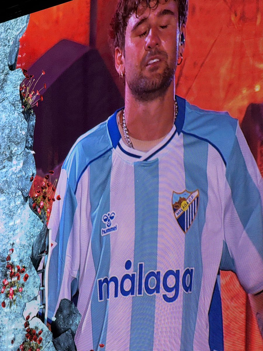 viva_malaga's tweet photo. El cantante de Alcázar de San Juan Dani Fernández, ante un Marenostrum Fuengirola entregado a la magia de su voz, se puso la camiseta del @malagacf para cantar su popular tema 'Me has invitado a bailar'. https://t.co/afh1BgM7Lj